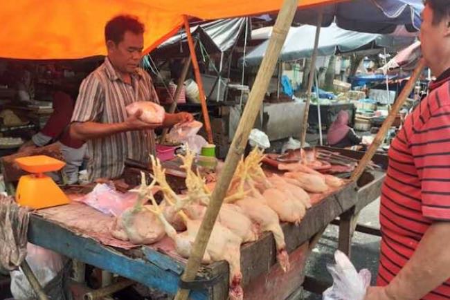 Stok Cukup Tapi Harga Ayam Potong dan Sapi Tak Terkendali Naik Rp10 Ribu, Bumbu Masak-Sayur Mayur Mengekor