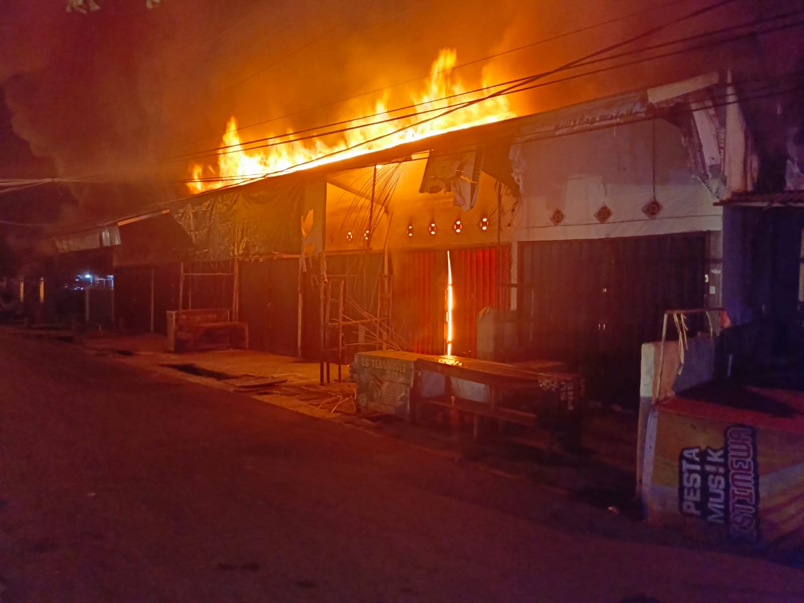Tengah Malam 7 Kios Pasar Kayuagung Terbakar, Banyak Barang yang Tidak Bisa Diselamatkan 