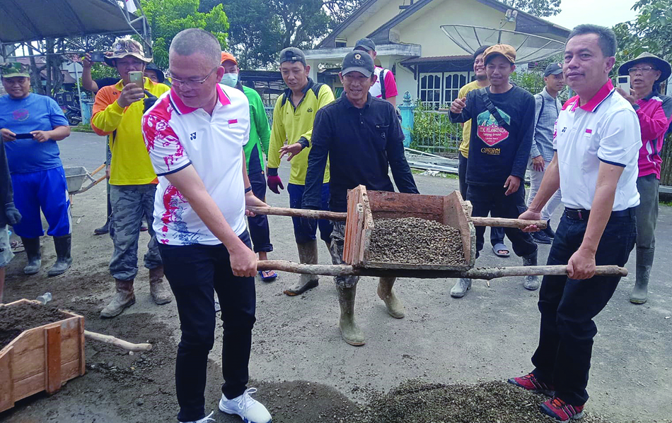 Wali Kota Ini Ikut Gotong Royong, Angkut Material Hingga Adukan Semen