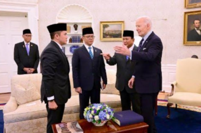 Momen Seskab Teddy Dapat Senyuman dari Biden Saat Dampingi Presiden Prabowo Kunjungan Kenegaraan