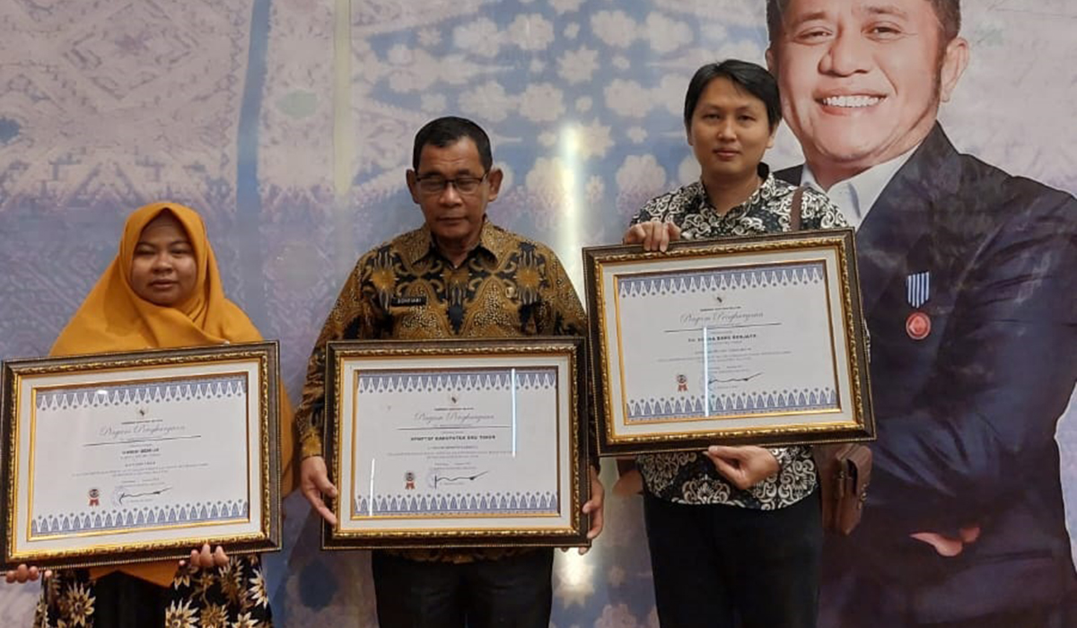 Berperan Aktif Kemitraan UMKM, DPMPTSP OKU Timur Raih Penghargaan Kemitraan Award Dari Gubernur