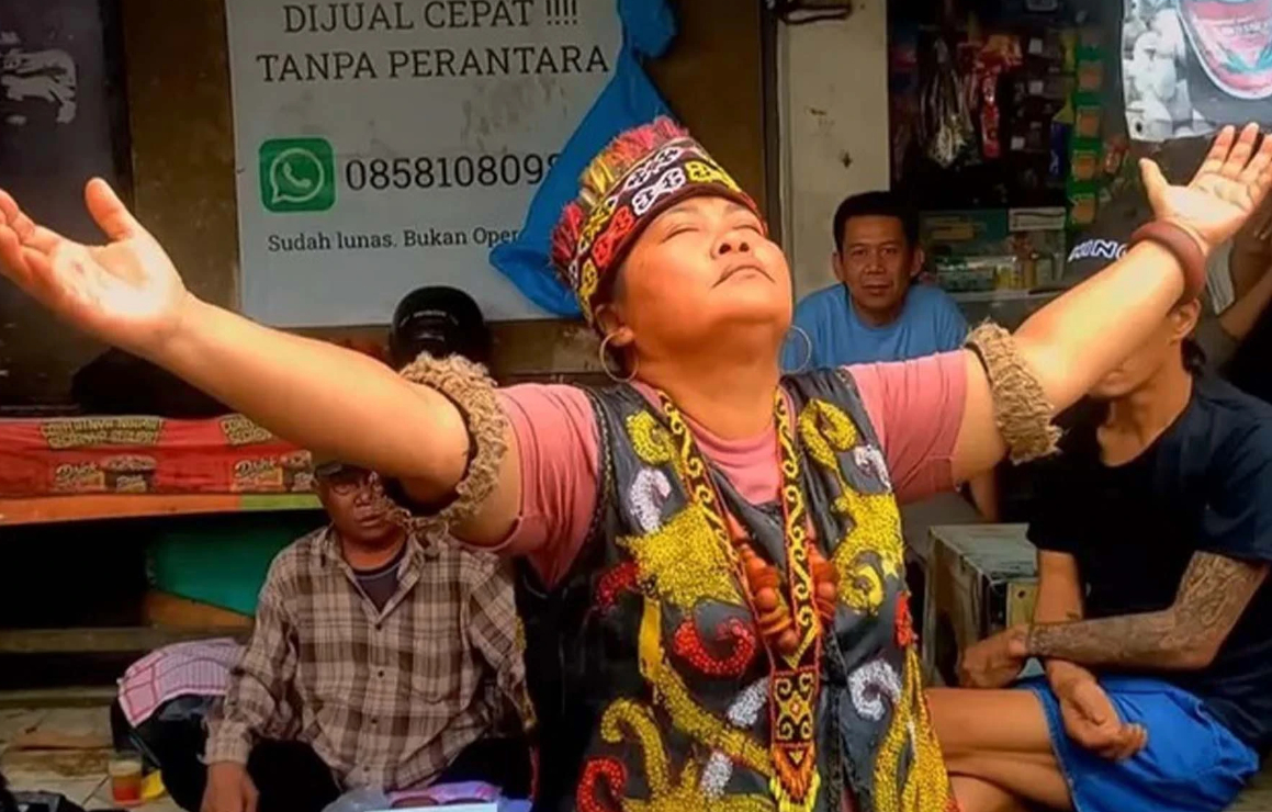 Ida Dayak Kembali Beraksi, Warganet Sebut Pengobatan Alternatif Jilid II Kembali Dimulai