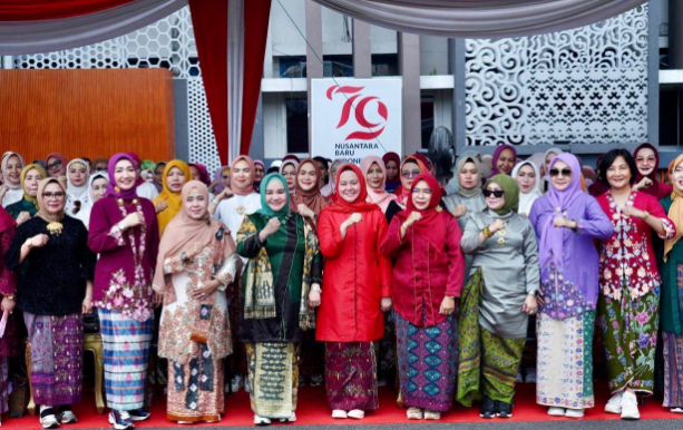 Semarakkan HUT ke-25 Sekaligus Peringatan Hari Ibu, DWP Sumsel Gelar Parade Kebaya 