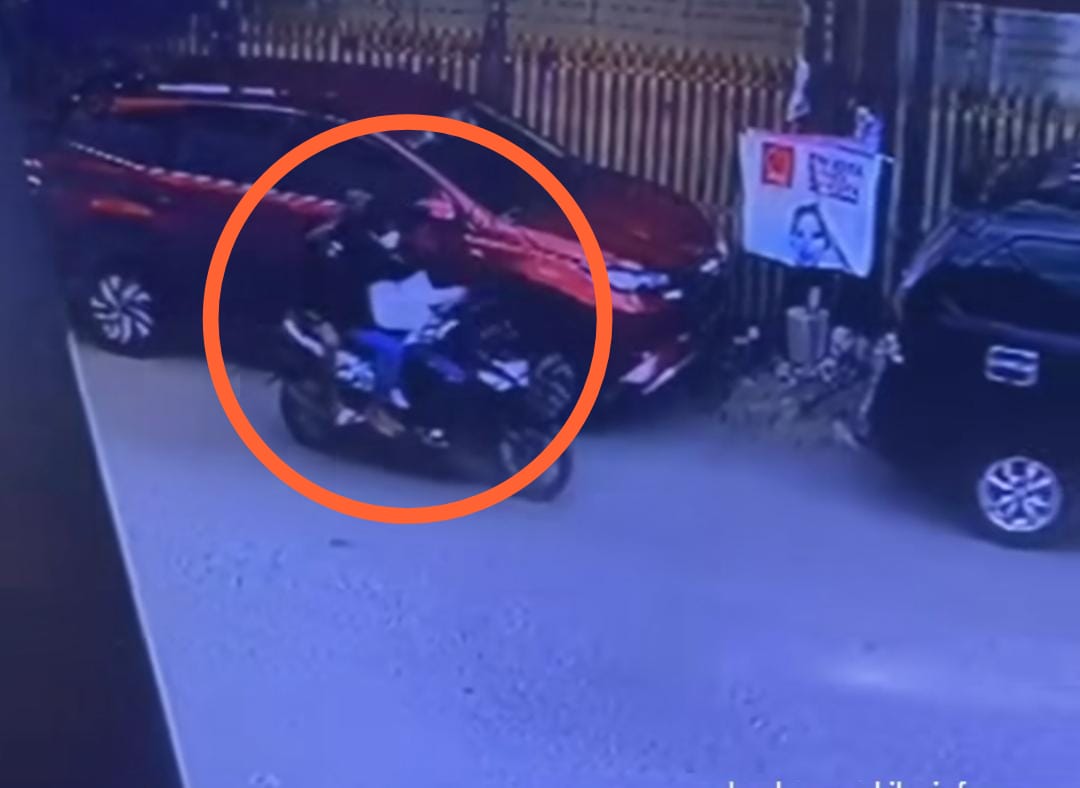 Boti Pakai Motor, Remaja di Palembang Terekam CCTV Curi Baju di Pinggir Jalan