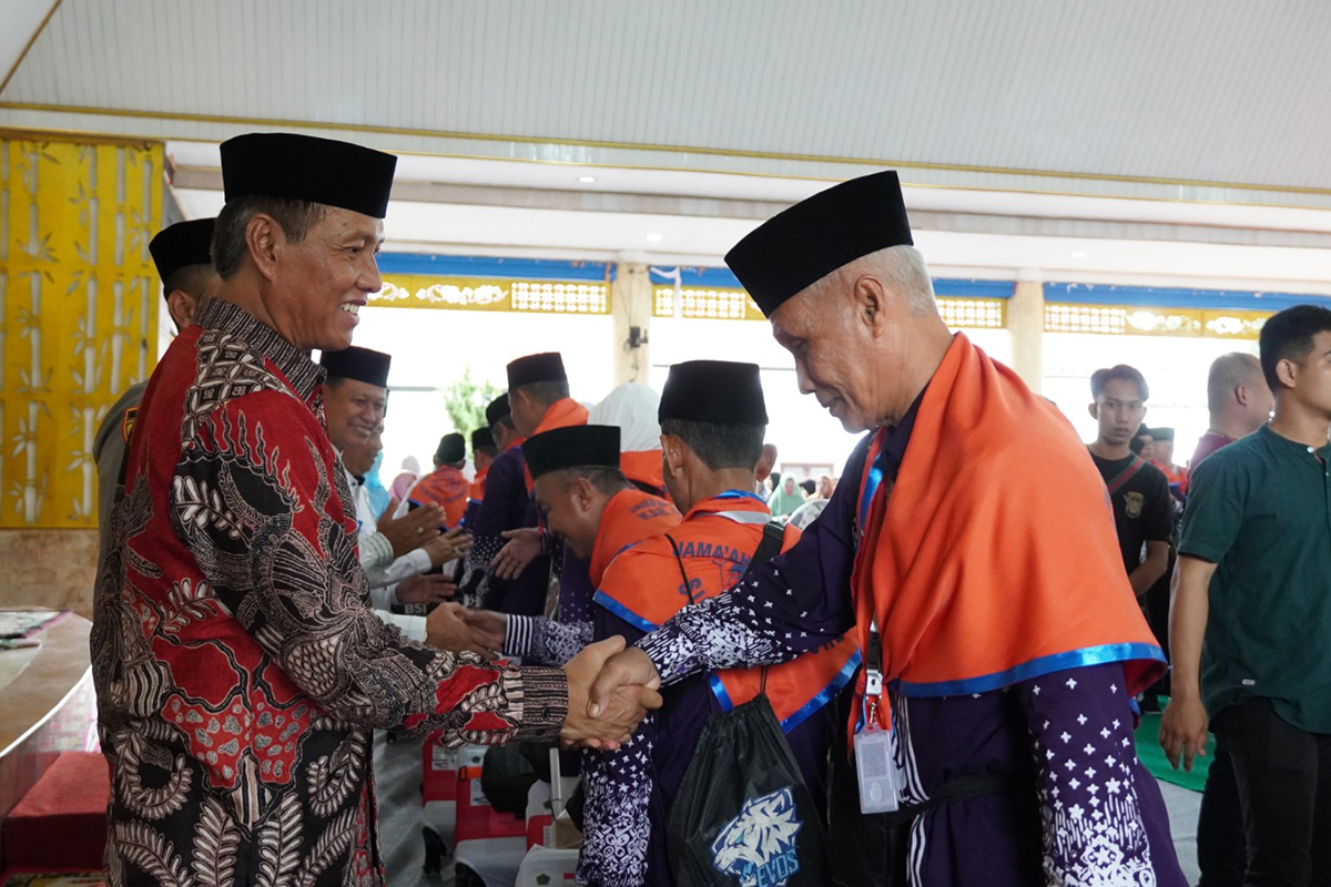 Dilepas Pj Bupati, Jamaah Calon Haji Kloter 18 OKI Gelombang Dua Diberangkatkan