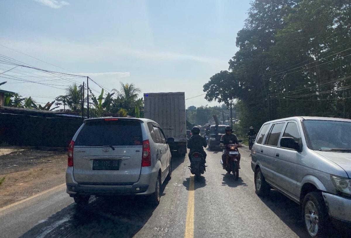 Mudik Lebih Awal, Ratusan Mobil Terjebak Macet di Jalintim Palembang-Betung H-15 Lebaran 2026 