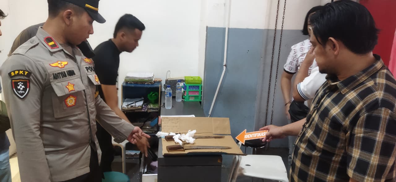 Diduga Perkara Rebutan Lahan Parkir, 2 Kelompok Pria Bersenjata Saling Serang, Billy Terluka Parah