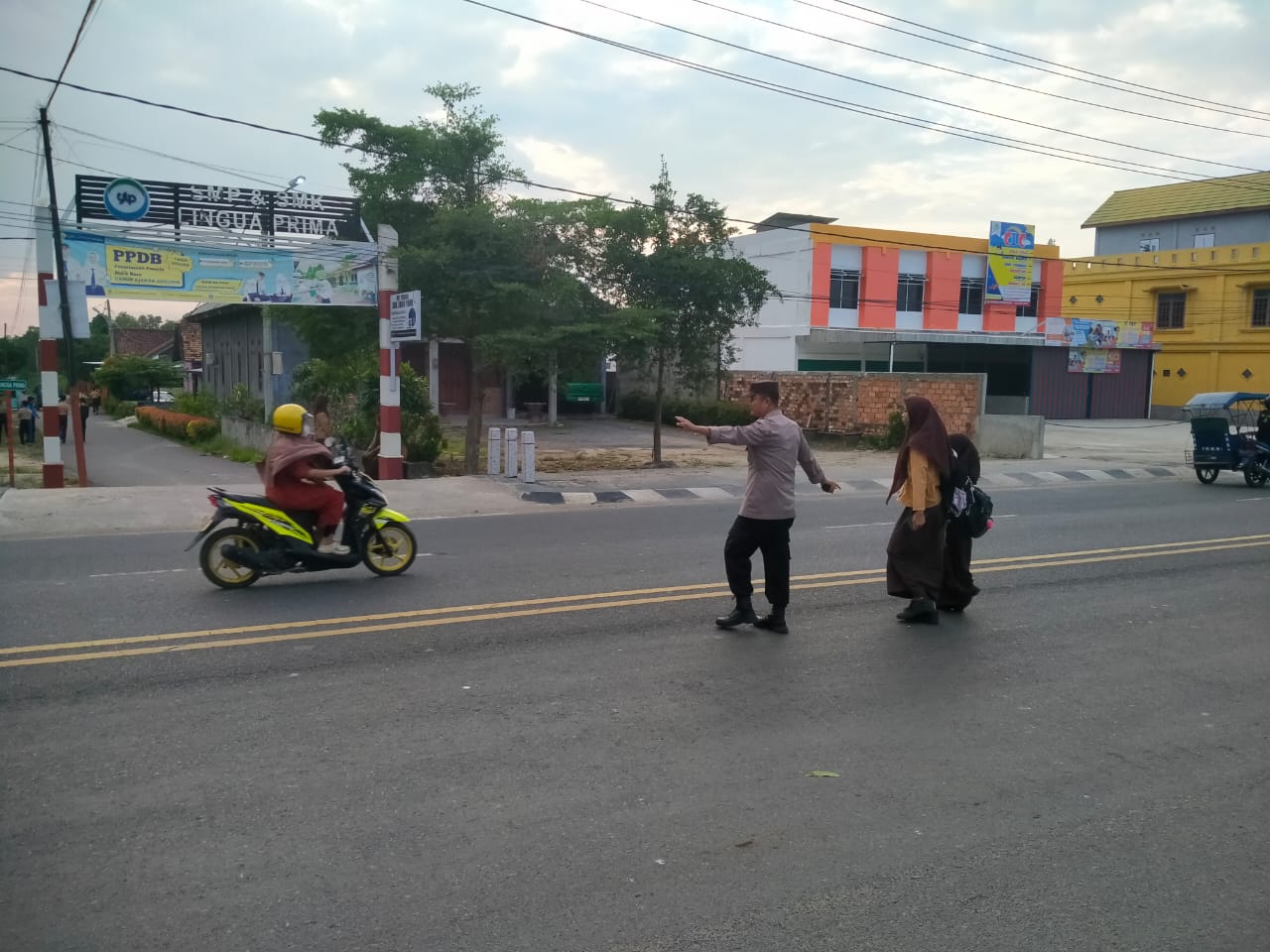 Personel Polsek Indralaya Laksanakan Giat Strong Point dan Pengaturan Lalu Lintas di Simpang SMA Lingua Prima