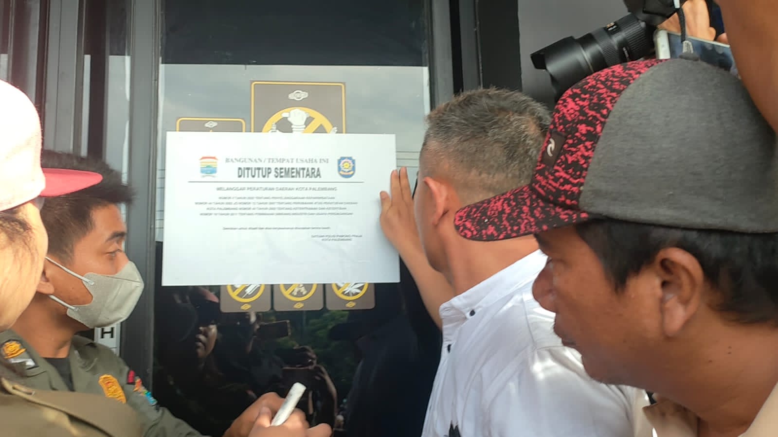 Sat Pol PP Tutup Holywings Palembang, Amanat: Produknya Hina Nabi 