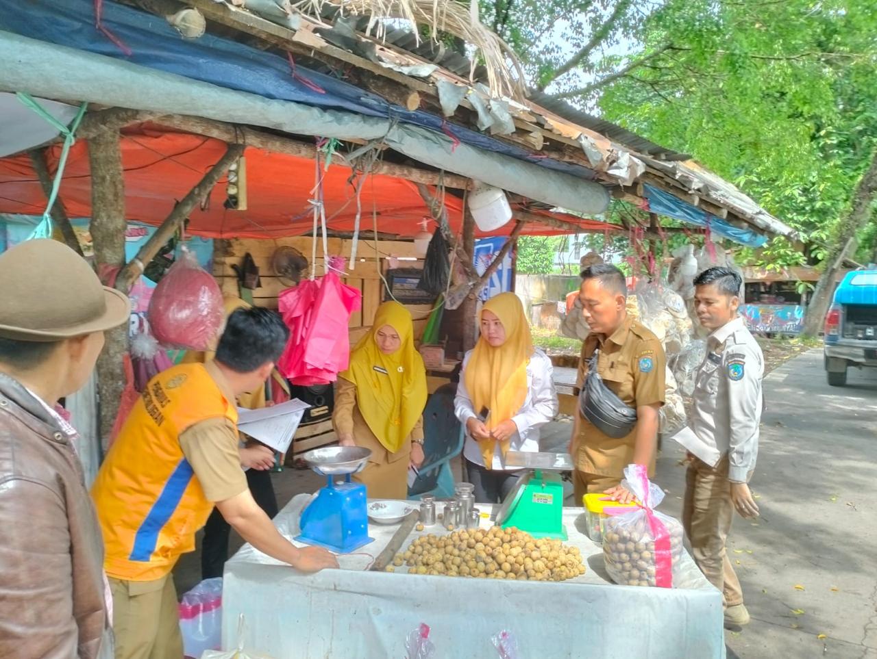 Tim Pengawasan Kemetrologian Awasi Alat Ukur Timbang Pedagang Buah Musiman di Kayuagung