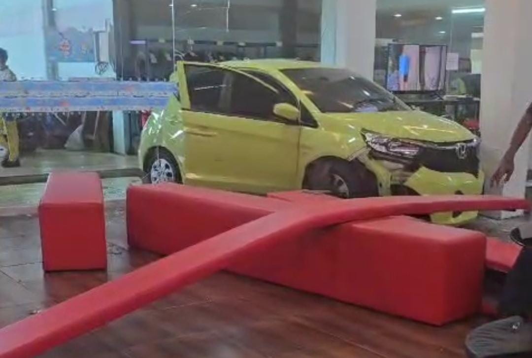 Office Boy yang Menabrakan Mobil Brio di Showroom Honda Plaju Sempat ...