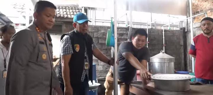 Polisi Gerebek 4 Rumah di Prabumulih, Diduga Tempat Produksi Minuman Ciu, Ini Barang Buktinya!