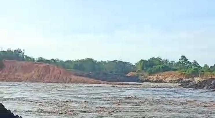 Tanggul Jebol, Tambang Batu Bara di Desa Paldas Banyuasin Seperti Danau