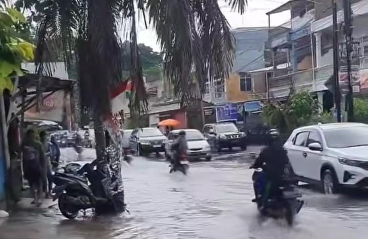 Hujan Deras Sejenak, Palembang 'Kelebu', Waspada Kemacetan dan Pohon Tumbang, Berikut Lokasinya