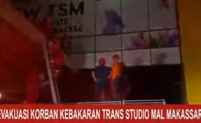 TERKINI! Petugas Damkar Nekat Pecahkan Kaca untuk Padamkan Api yang Melahap Trans Studio Mall Makassar