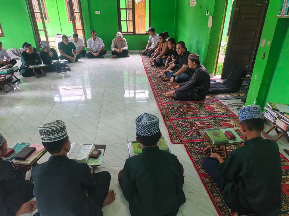 Wujud Kepedulian kepada Masyarakat, Sat Intelkam Polres Ogan Ilir Bagikan Paket Sembako untuk Santri Ponpes