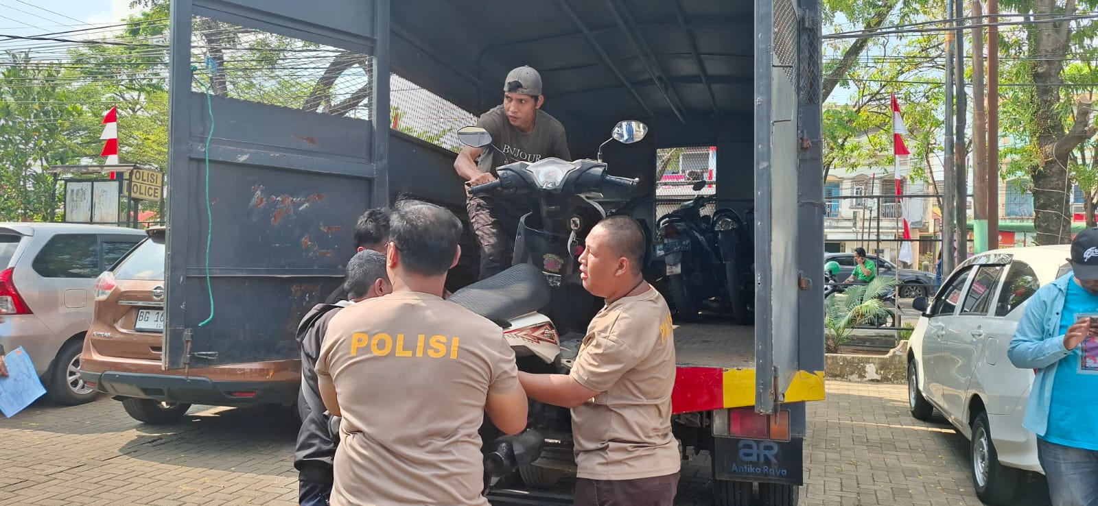 Tendang Pembatas Jalan Terjaring Razia, Mahasiswa di Palembang Luapkan Emosi Saat Ditilang