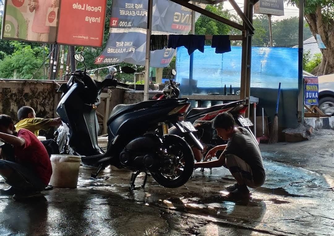 Usaha Jasa Cuci Motor di Palembang Raup Keuntungan di Akhir Pekan