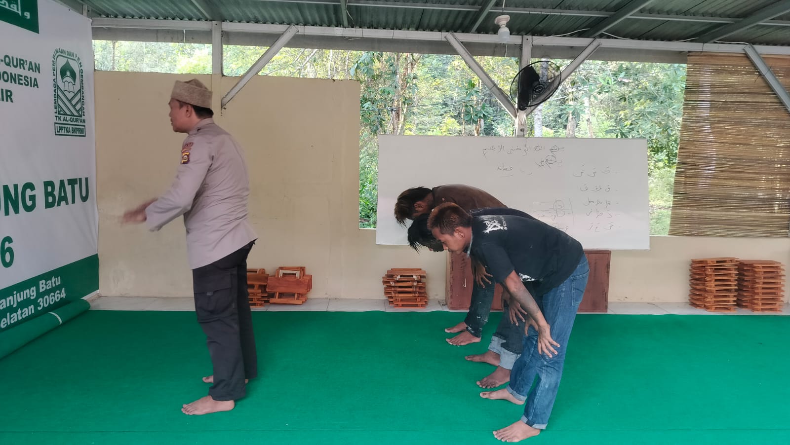 Temukan Anak Jalanan, Polsek Tanjung Batu Ogan Ilir Berikan Siraman Rohani Agar Kembali ke Jalan yang Benar