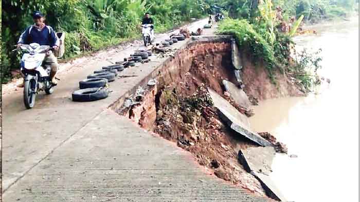 Ruas Jalan di Desa Siku, Muara Enim Longsor, Arus Lalulintas Dialihkan