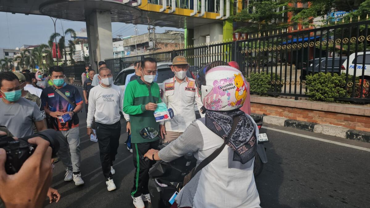 Buntut Kabut Asap Tebal Selimuti Prabumulih, Pj Walikota Bagi Ribuan Masker