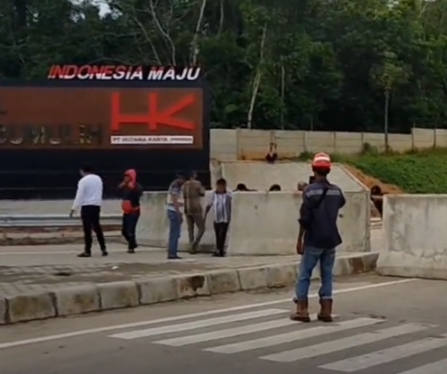 Waduh! Pengendara Mobil Nekat Terobos Gerbang Tol Prabumulih