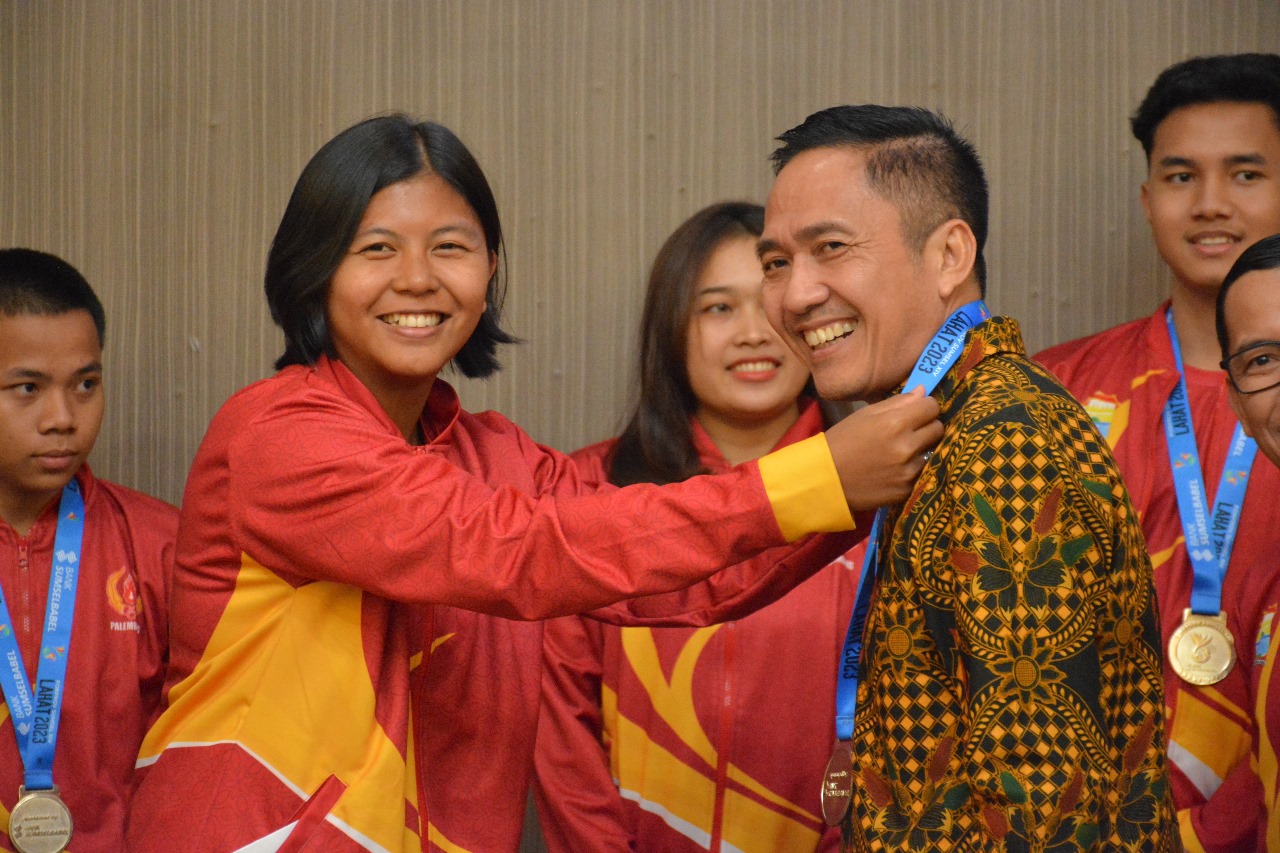 Ratu Dewa Beri Bonus Atlet Taekwondo yang Berhasil Harumkan Nama Palembang