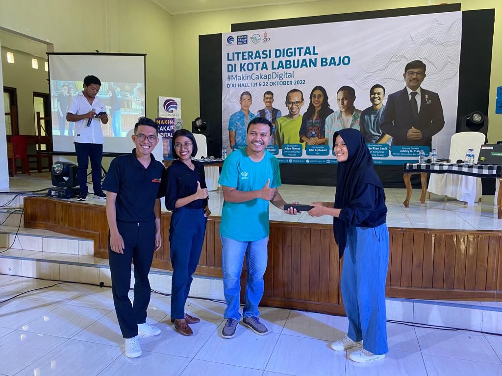 Produktif Menggunakan Medsos Dalam Workshop Literasi Digital di Labuan Bajo