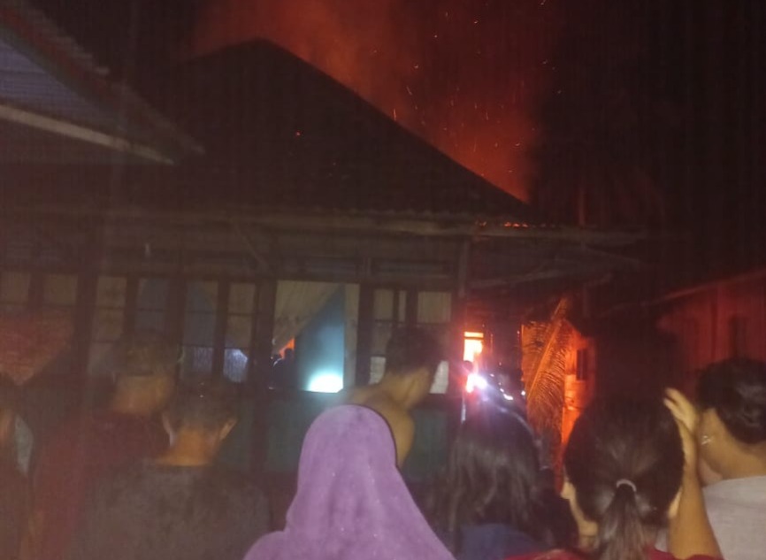 Warga Rupit Bopong Anak yang Lumpuh Keluar dari Rumahnya yang Terbakar