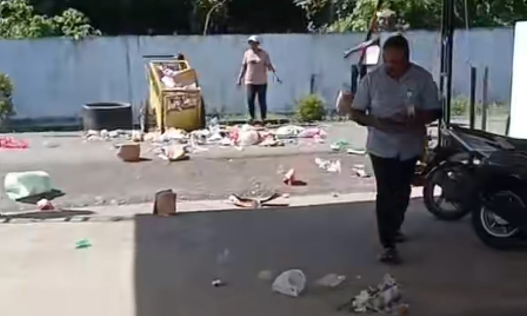 Viral! Puluhan Petugas Kebersihan RSUD Piru Maluku Ngamuk Hingga Hamburkan Sampah, Alasannya Bikin Naik Darah