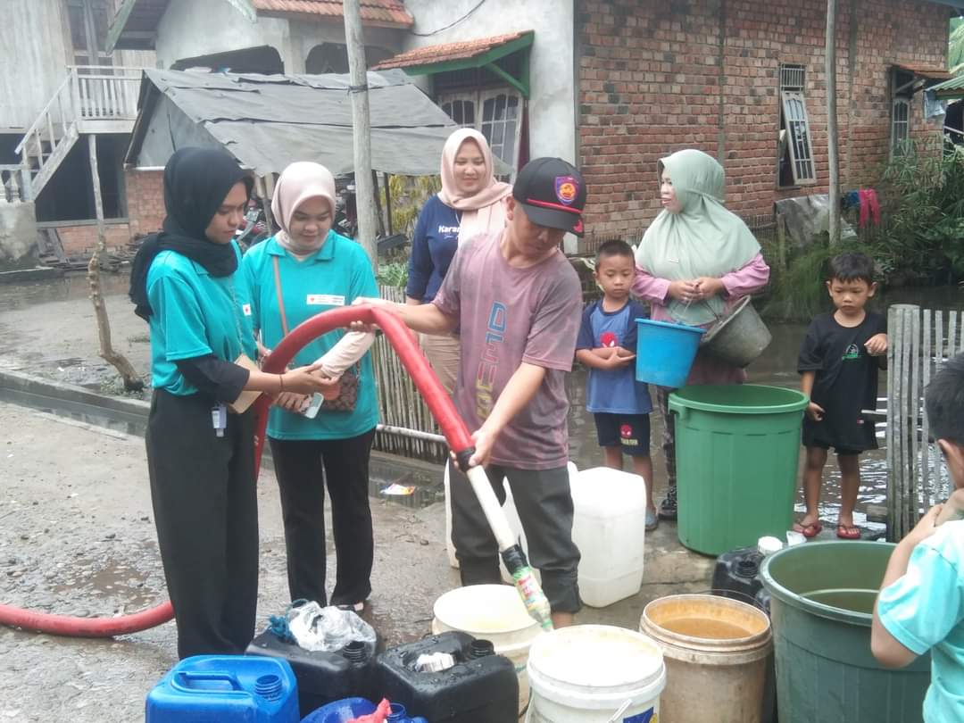 PMI Ogan Ilir Distribusikan 1.000 liter Air Bersih ke Korban Banjir di Kecamatan Payaraman dan Tanjung Batu