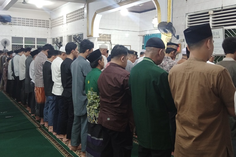 Ratusan Warga Muhammadiyah Palembang Salat Tarawih Perdana di Masjid Jami' Muhammadiyah Balayudha