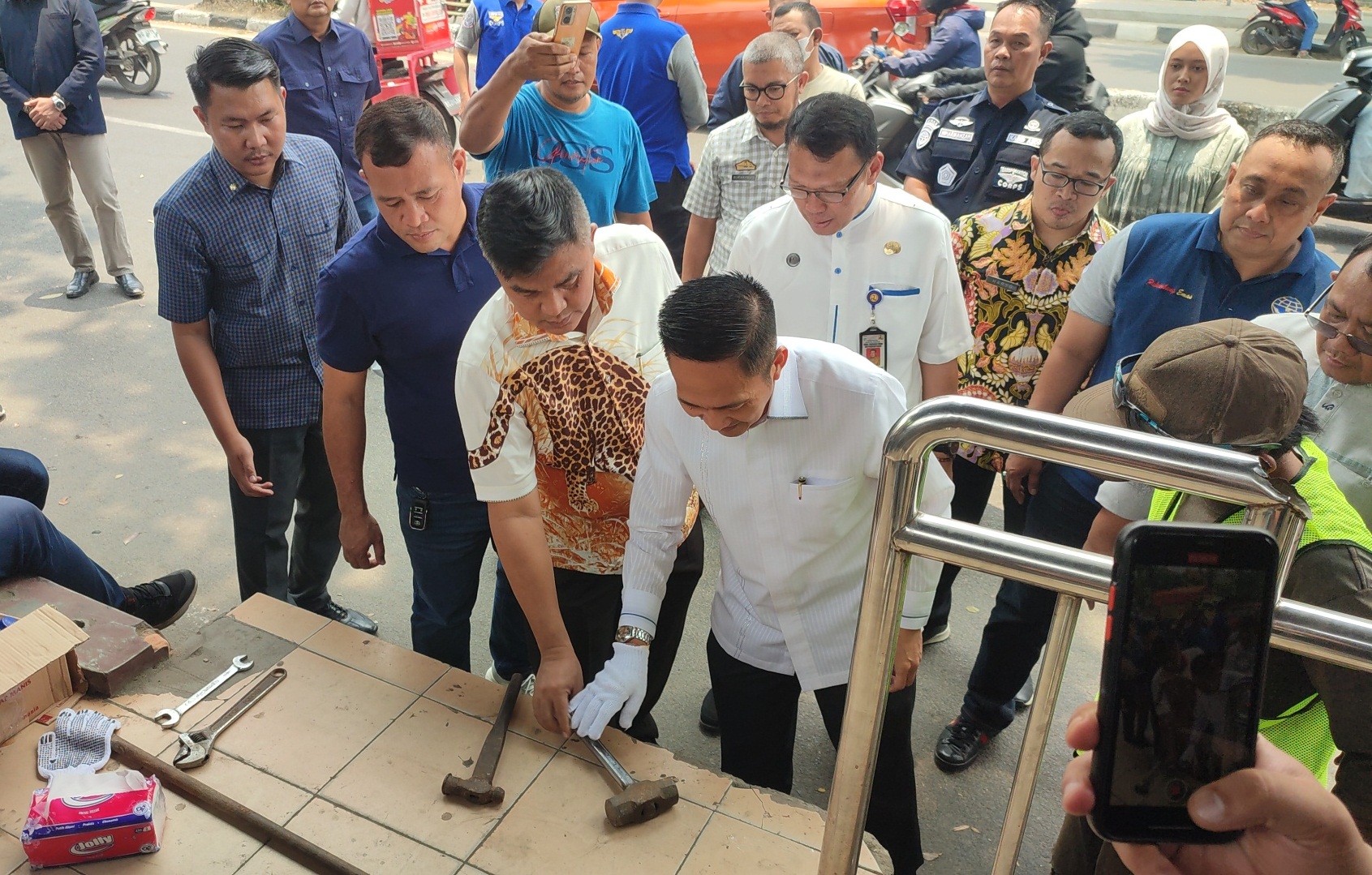 Halte di Kota Palembang Mulai Diperbaiki, PJ Wali Kota Palembang Ratu Dewa Tinjau Langsung