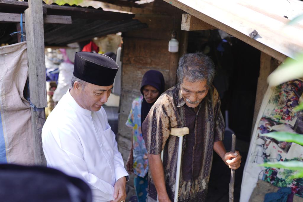 Sisir Warga Lansia dan Prasejahtera di Muba, Pj Bupati Apriyadi Door to door Bagikan Daging Kurban