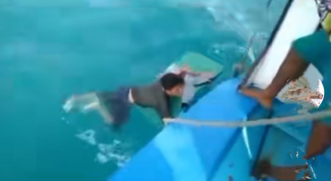 Tengah Asyik Memancing di Selat Sunda, Perahu Nelayan Bakauheni Dihantam Ombak dan Tenggelam