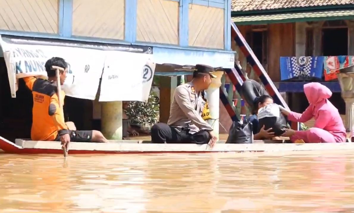 Berperahu Sampan, Kapolres OKU dan Bhayangkari, Distribusikan Sembako Bantuan Kapolda Sumsel