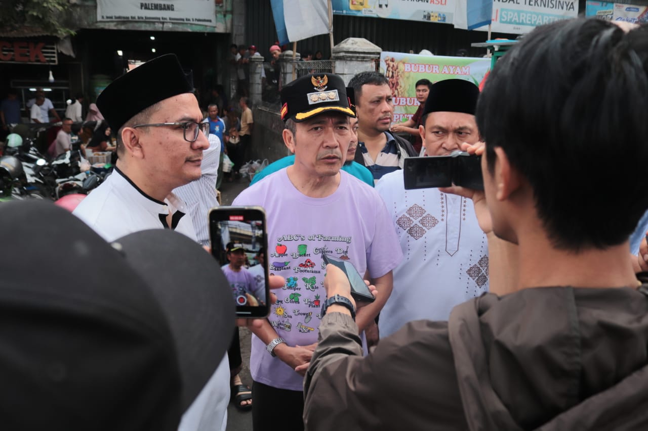 Pj Wako Ratu Dewa Tinjau Pasar Palimo Palembang: Operasi Pasar Lanjut dan Stok Beras Aman