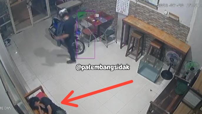 Pria Berhelm Terekam CCTV Curi HP Milik Pegawai Kafe yang Tengah Tidur, Pelaku Terekam Jelas 