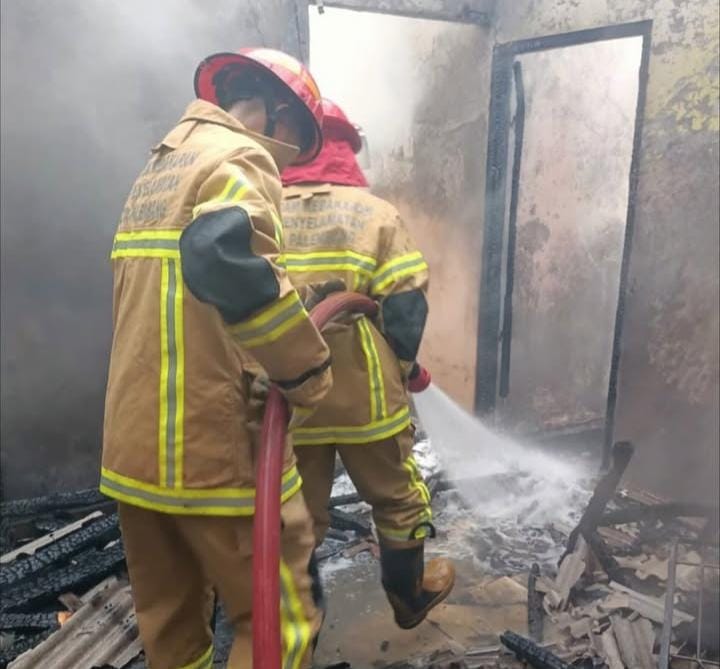 Diduga Korsleting Listrik, Satu Rumah di Kelurahan Talang Kelapa Palembang Hangus Terbakar 
