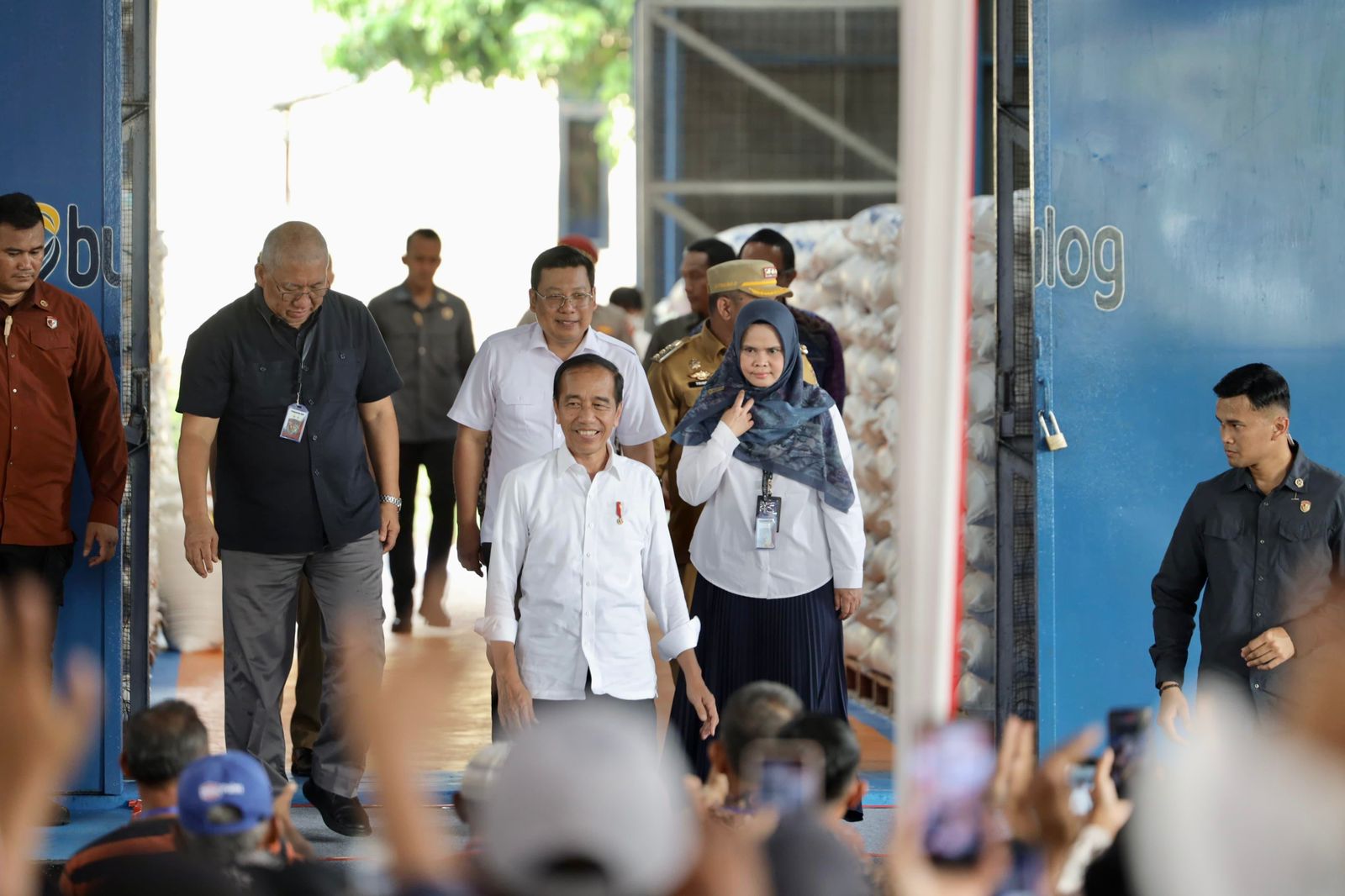 Tinjau Gudang Bulog di Lubuklinggau, Presiden Jokowi Pastikan Stok Beras Aman