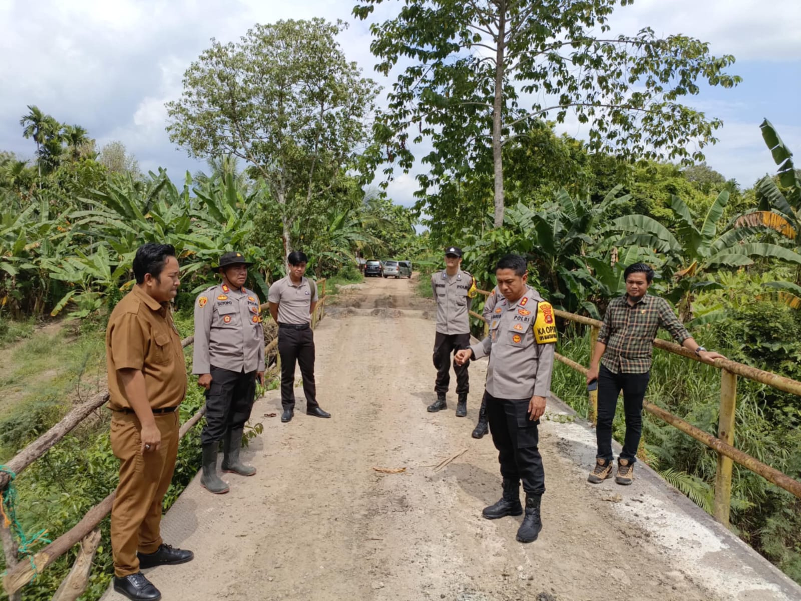 Tinjau Jalan dan Jembatan Rusak di Desa Sukananti, Kapolres Ogan Ilir Imbau Polsek Tingkatkan Patroli