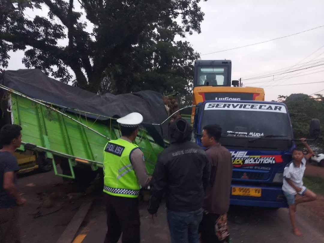 Oleng dan Hilang Kendali, Truk Tabrak Truk di Jalintim Palembang-Betung Banyuasin