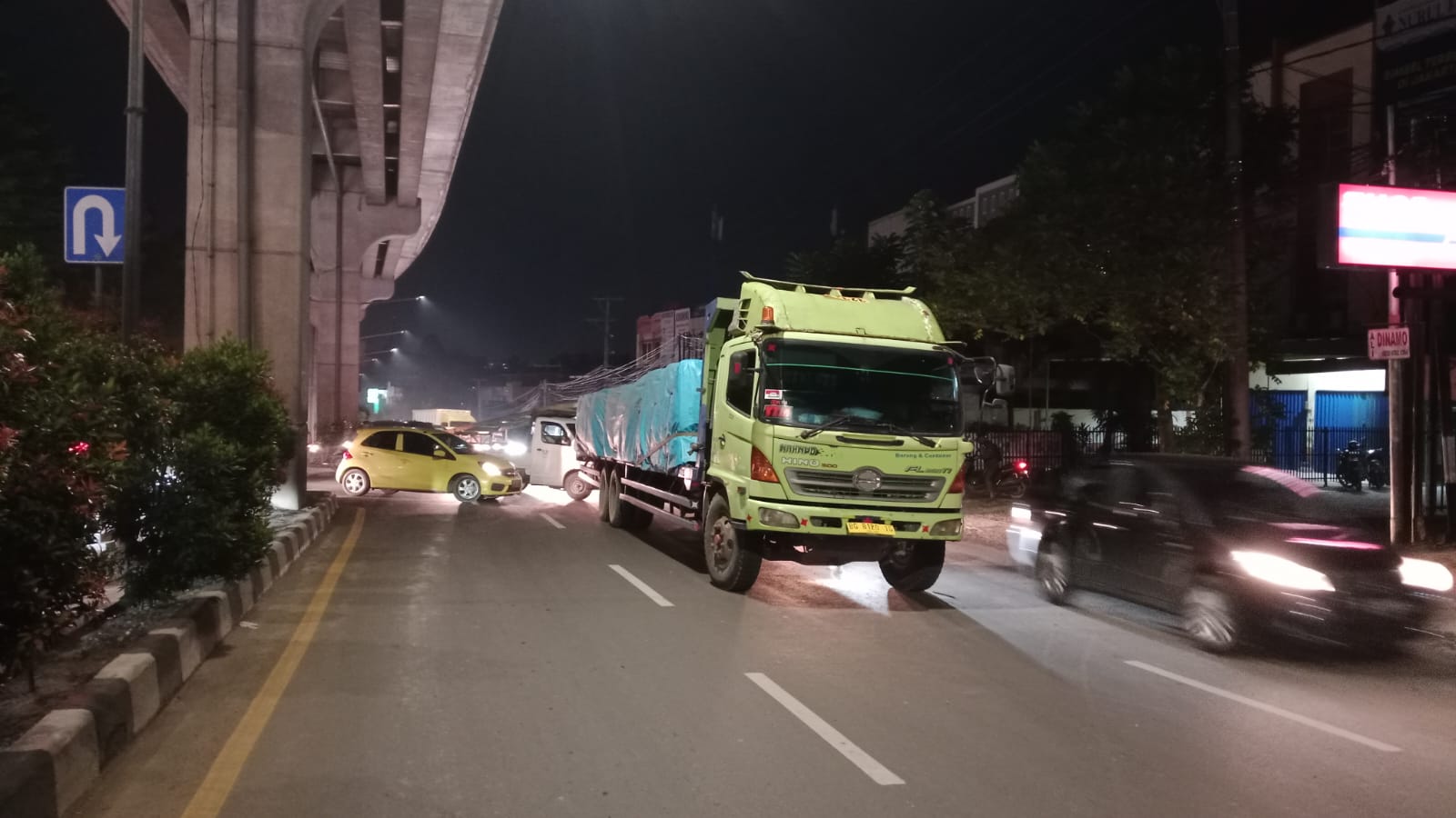 Truk Kontainer Mogok Depan Punti Kayu, Ratusan Pengendara Terjebak Macet