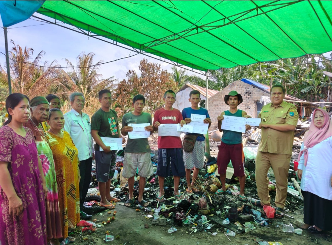 5 Warga Korban Kebakaran Rumah di Desa Talang Jaya Sungai Menang OKI Terima Bantuan