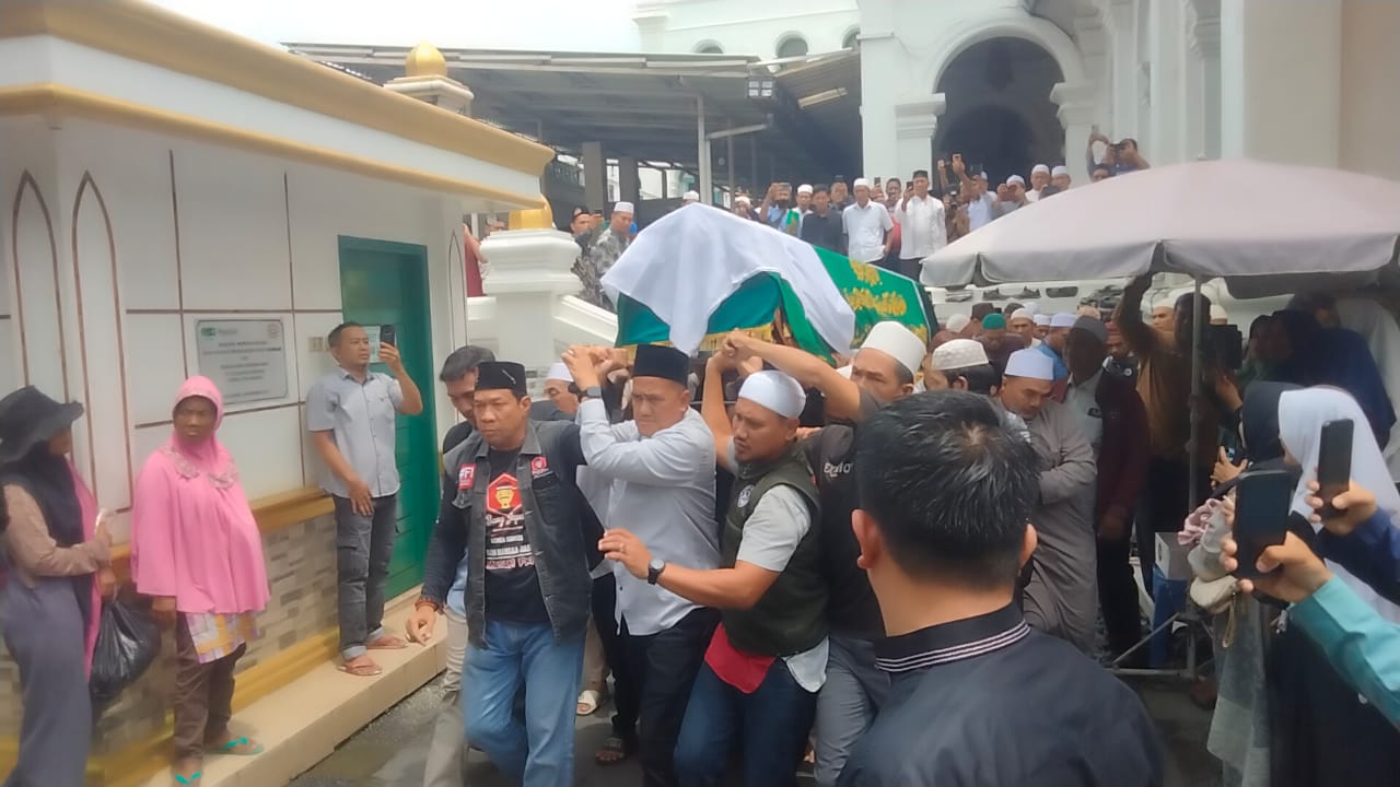 Gema Tahlil Jemaah Antar Almarhum Ustadz Solihin Hasibuan ke Peristirahatan Terakhir