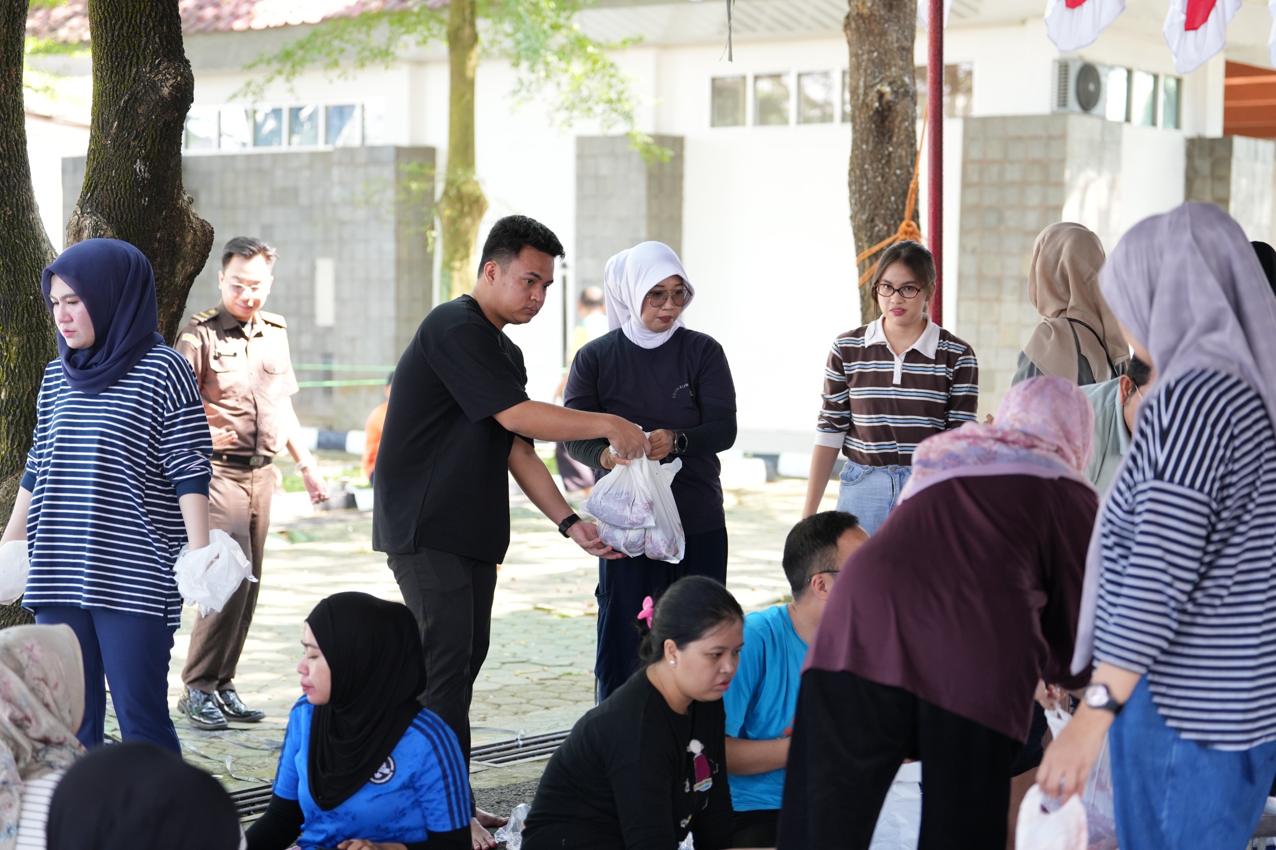 Momentum Idul Adha 1447 H, Kejati Sumsel Tebar 1.000 Paket Daging Kurban ke Warga