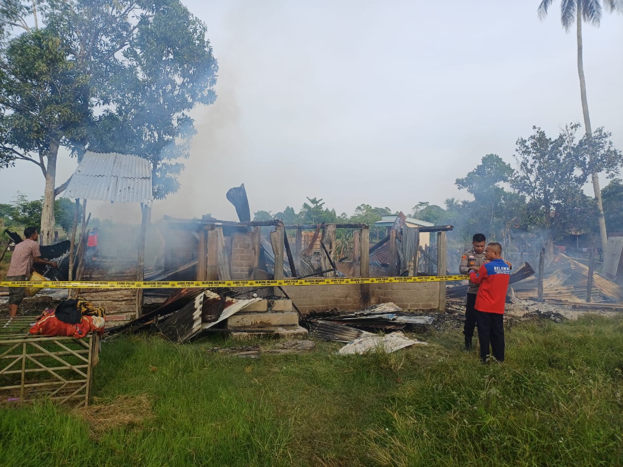 2 Rumah di Desa Arisan Deras Ogan Ilir Terbakar, Polsek Tanjung Raja Datangi TKP Pastikan Tak Ada Korban Jiwa