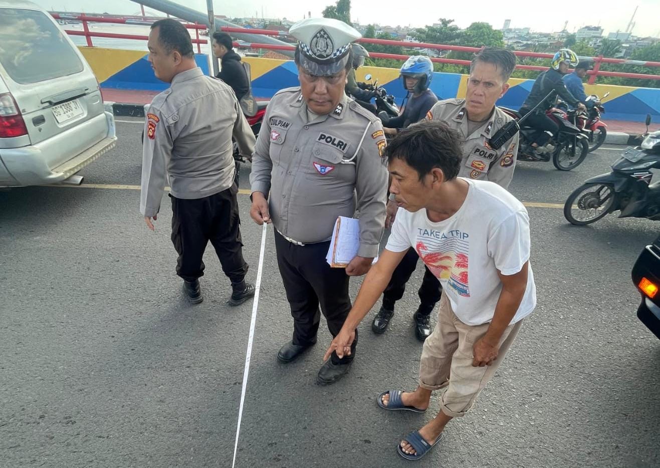 Laka Maut di Jembatan Musi IV, Pickup Angkut Pasir Sambar Sekeluarga Kendarai Motor, Istri Tewas 2 Anak Luka