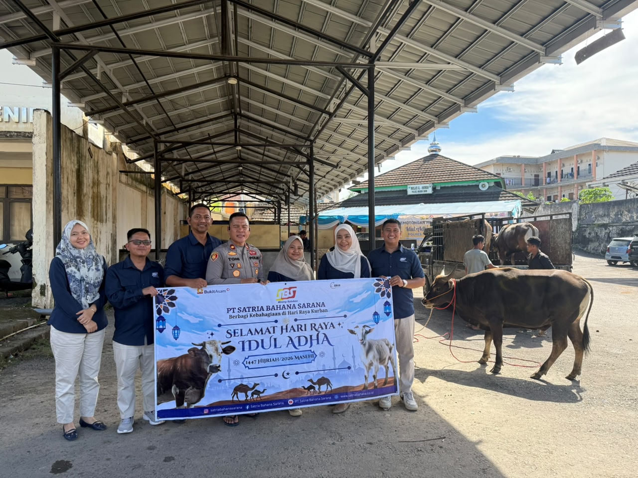 Berbagi Kebahagiaan Hari Raya Idul Adha, PT SBS Bagikan Hewan Kurban