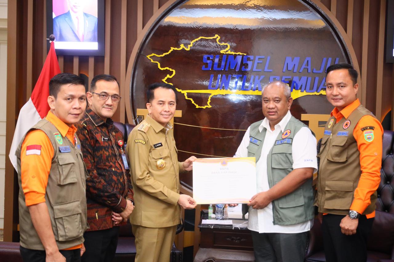 Pj Gubernur Sumsel Agus Fatoni Terima Bantuan Penanganan Darurat Banjir dari Deputi BNPB RI